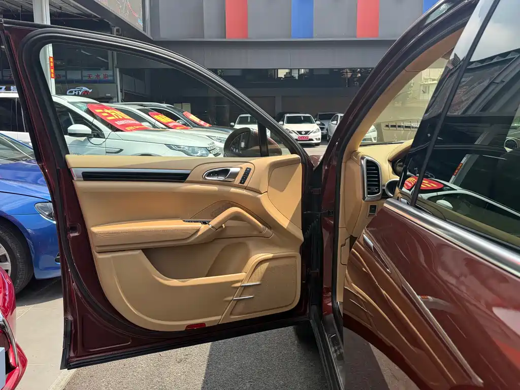 Porsche Cayenne — миниатюра 7