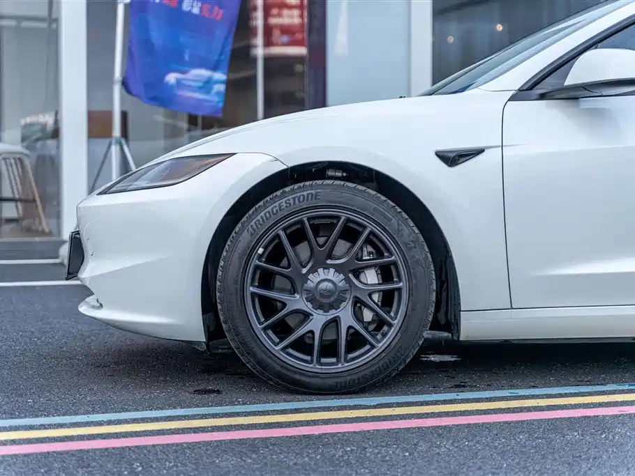 Tesla Model 3 — миниатюра 4