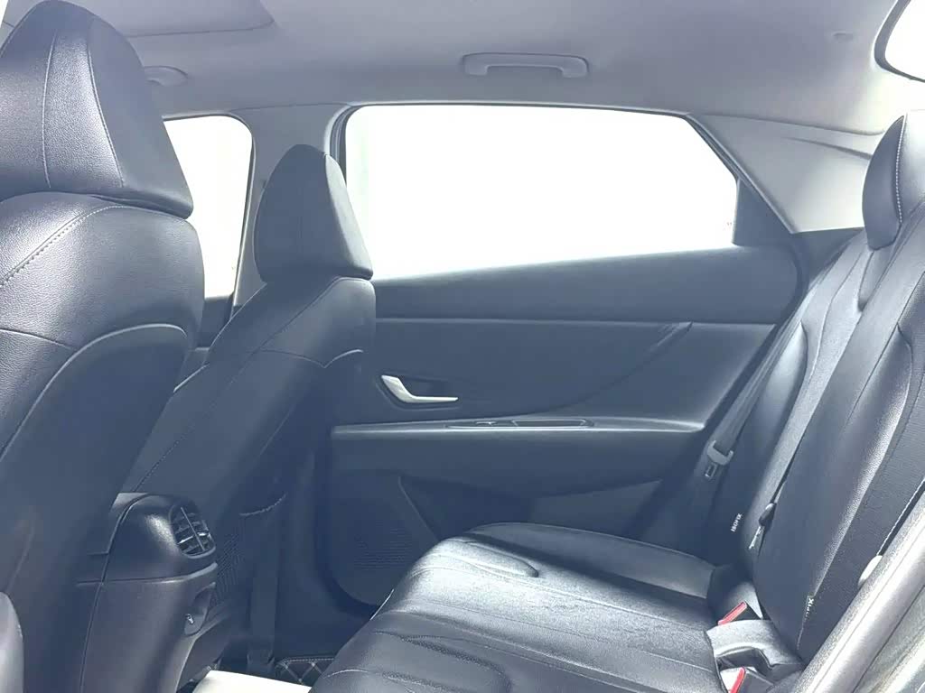 Hyundai Elantra 1.5 л 2023 г. Серебристо-серый, пробег 32000 км