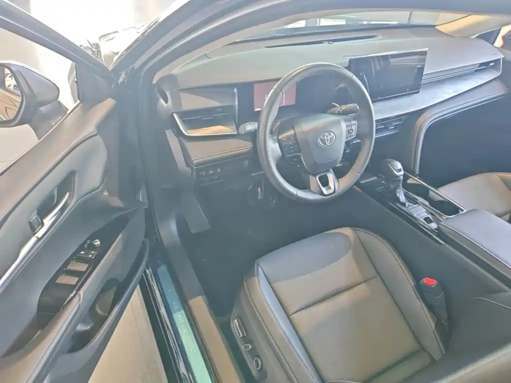 Toyota Camry — миниатюра 12