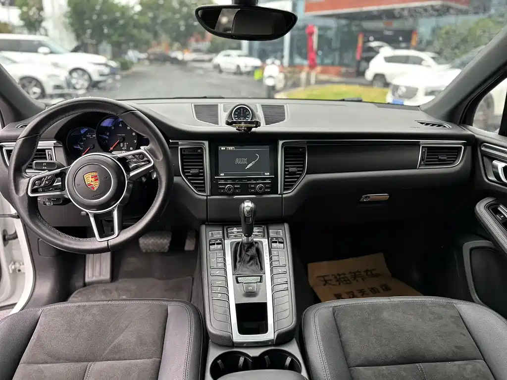 Porsche Macan — миниатюра 9