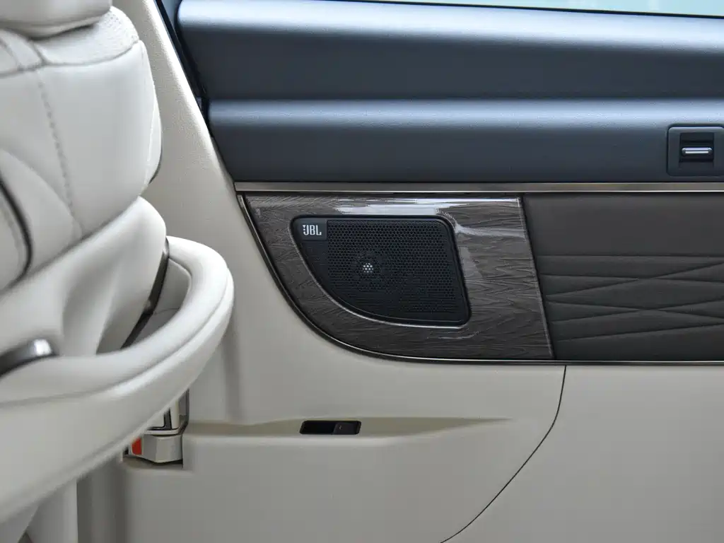 Toyota Alphard — миниатюра 25