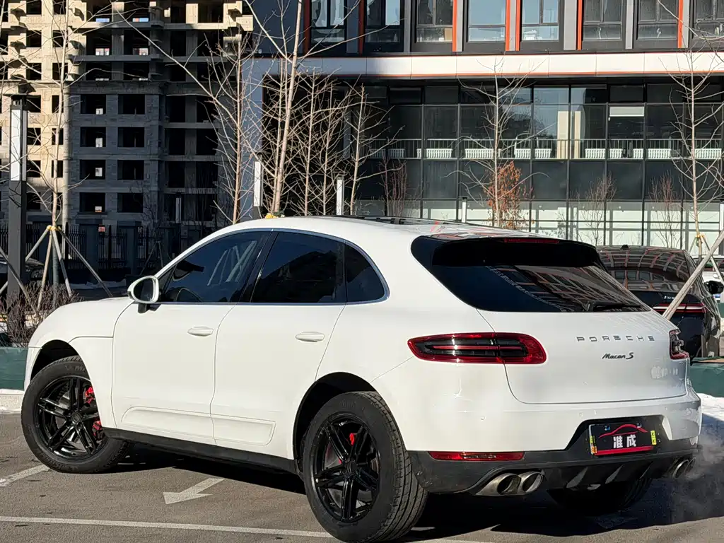 PORSCHE MACAN