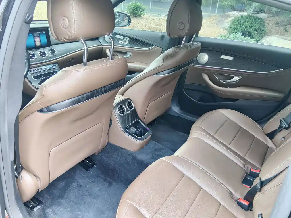 Mercedes-Benz E-Class — миниатюра 7