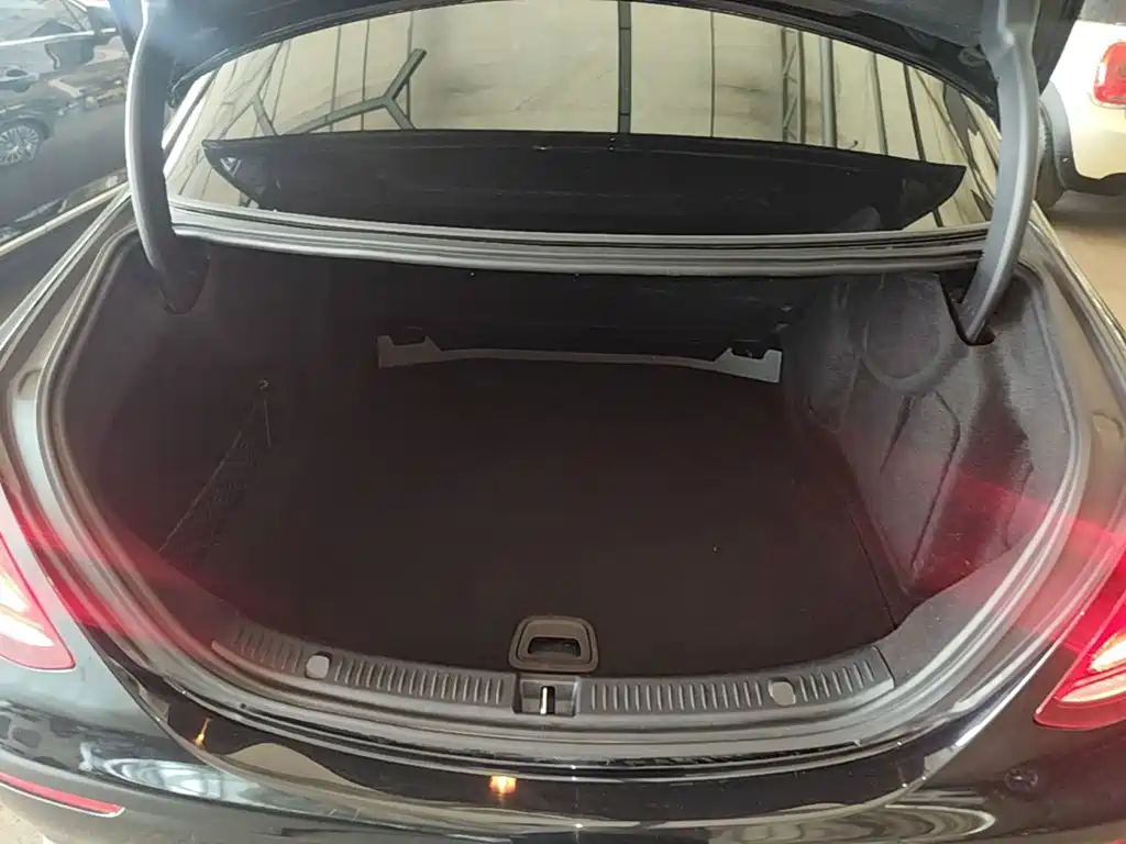Mercedes-Benz E-Class — миниатюра 19