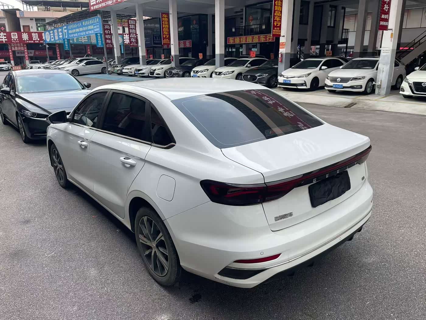 Geely Emgrand 1.5 л 2023 г. Белый, пробег 30000 км
