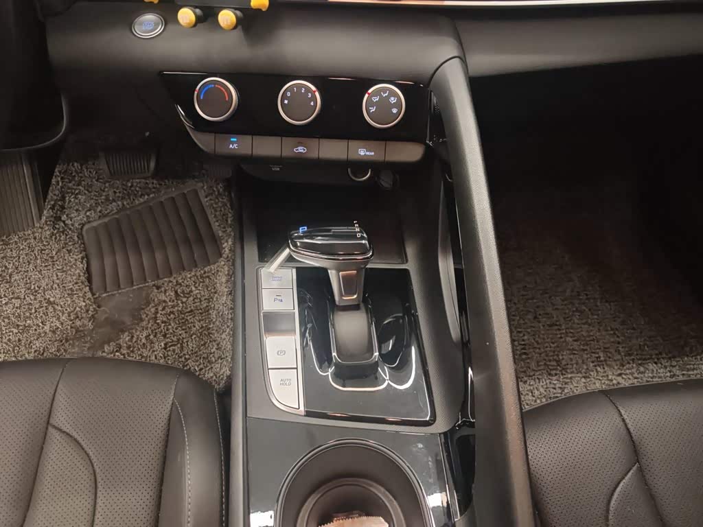 Hyundai Elantra 1.5 л 2024 г. Белый, пробег 44700 км