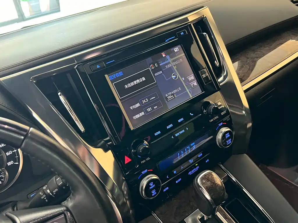 Toyota Alphard — миниатюра 13