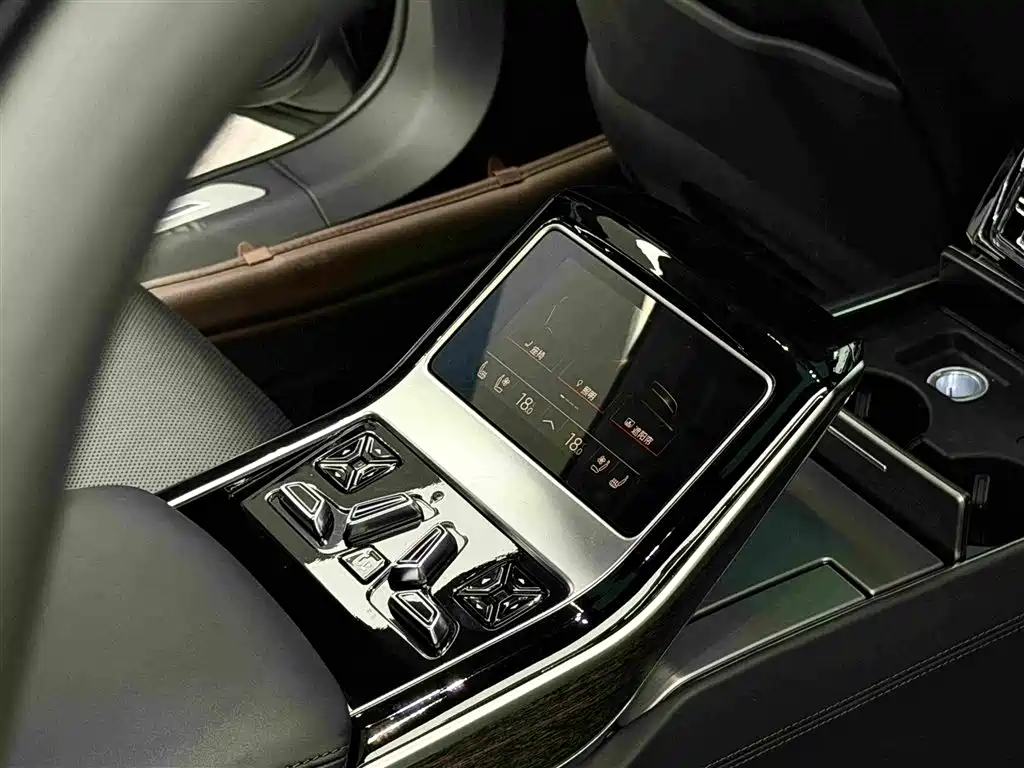 Audi A8 — миниатюра 10