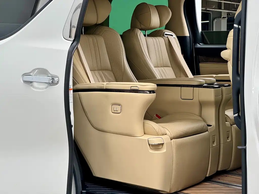Toyota Alphard — миниатюра 8