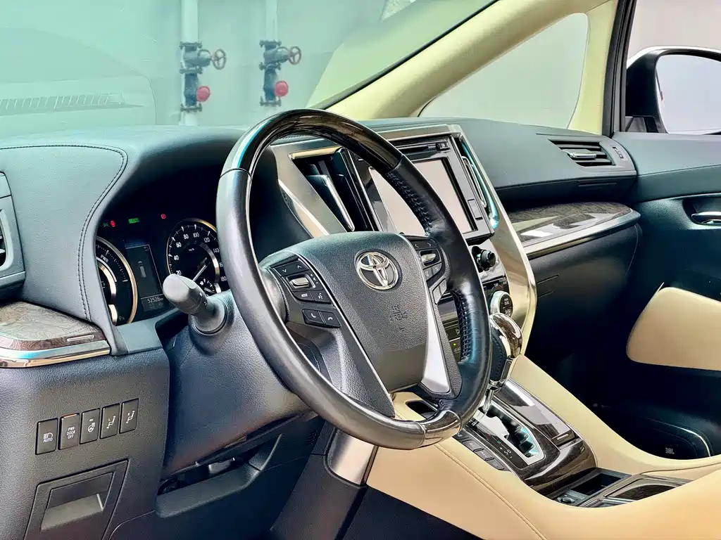 Toyota Alphard — миниатюра 6