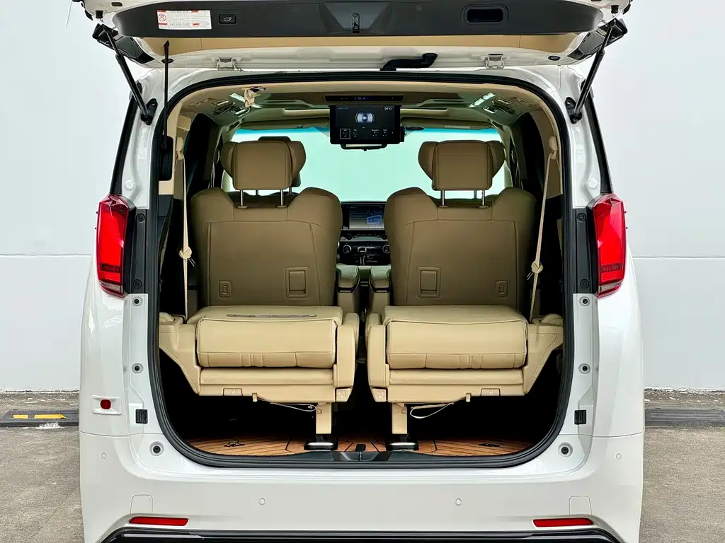 Toyota Alphard — миниатюра 14