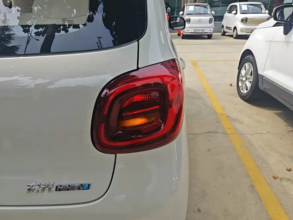Wuling MINIEV — миниатюра 8