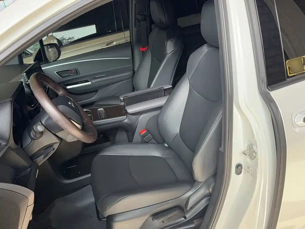 Toyota Granvia — миниатюра 7