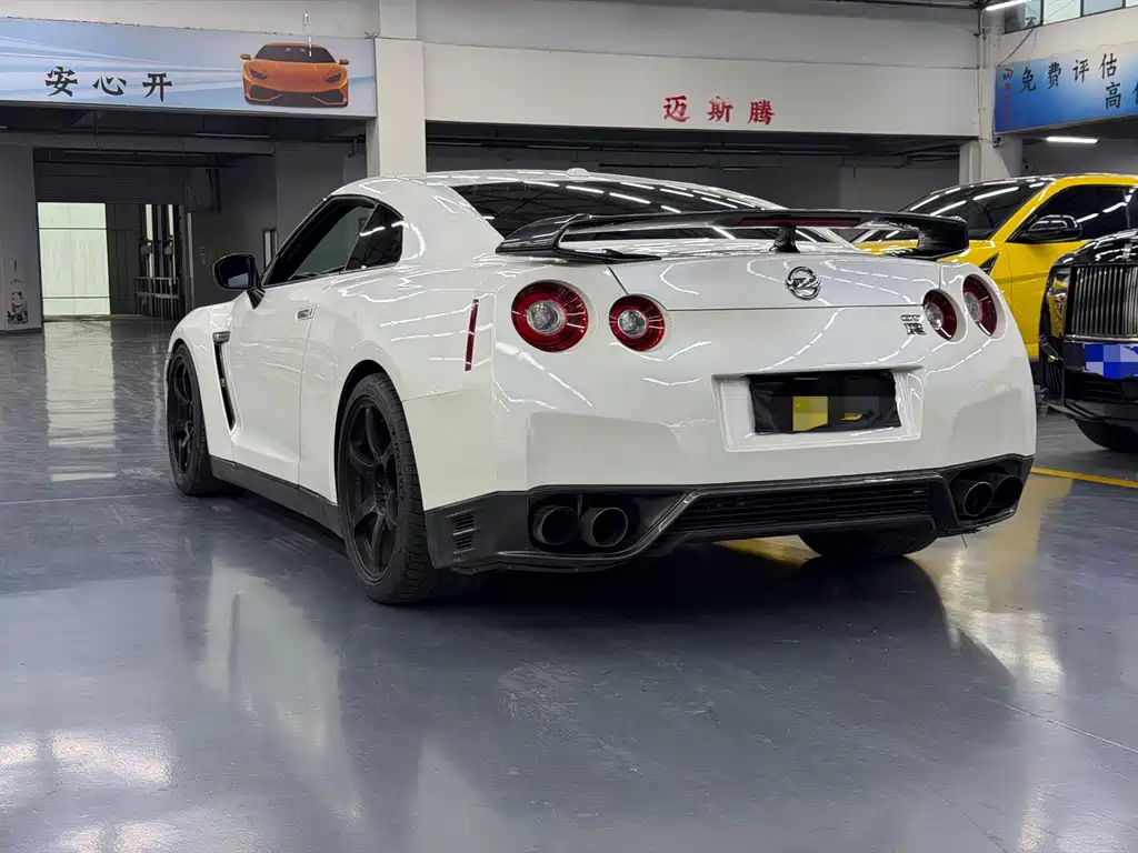 Nissan GT-R — миниатюра 13