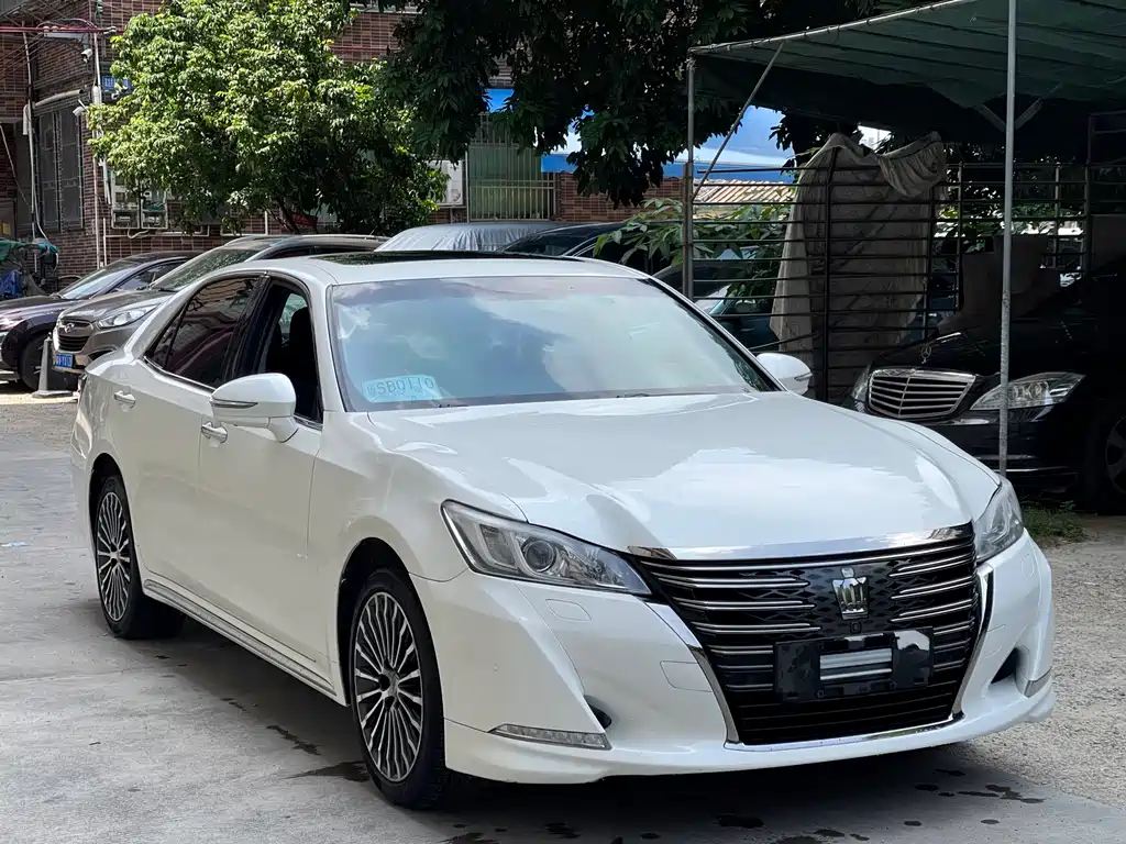 Toyota Crown — миниатюра 3