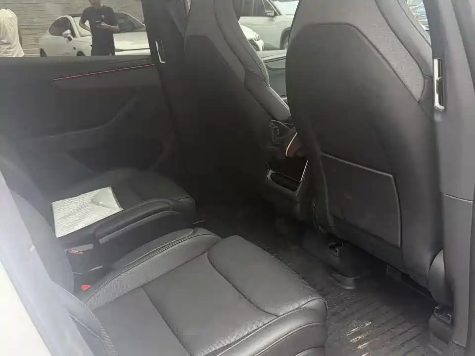 Tesla Model Y L — миниатюра 4
