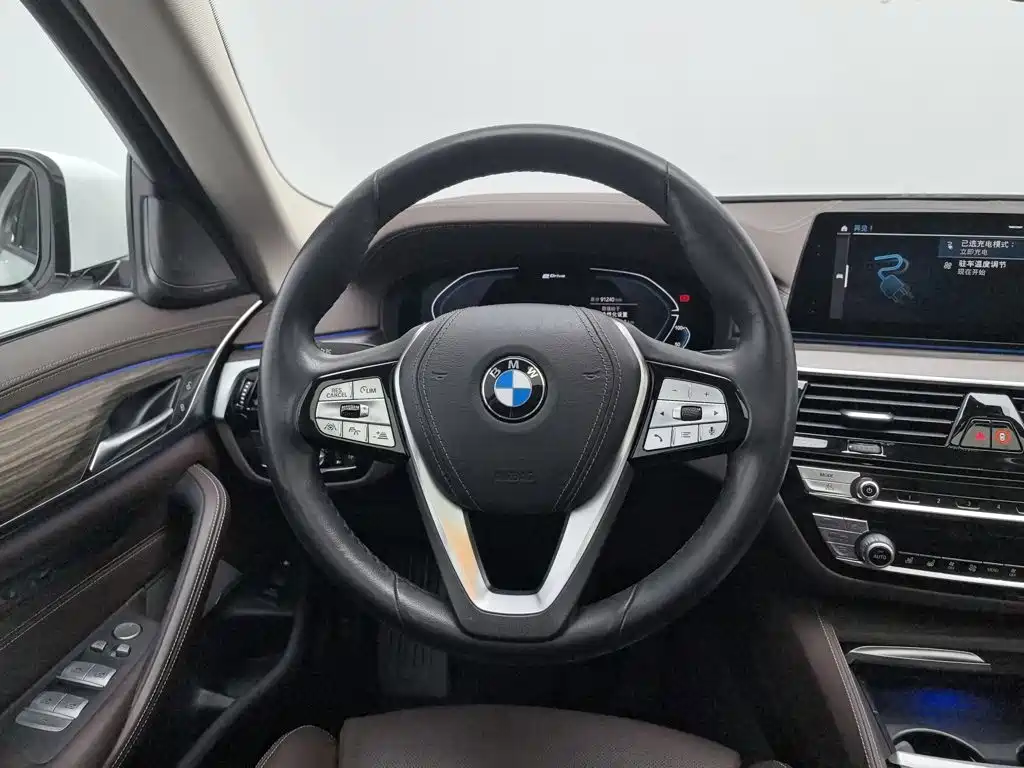 BMW 5 Series New Energy — миниатюра 11