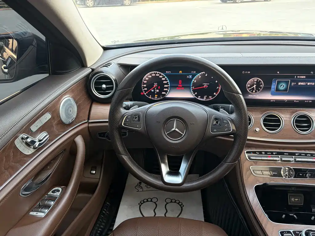 Mercedes-Benz E-Class — миниатюра 10