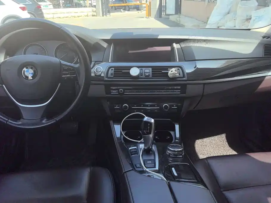 BMW 5 Series — миниатюра 12
