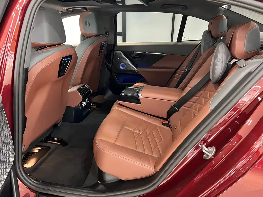 BMW 5 Series — миниатюра 11