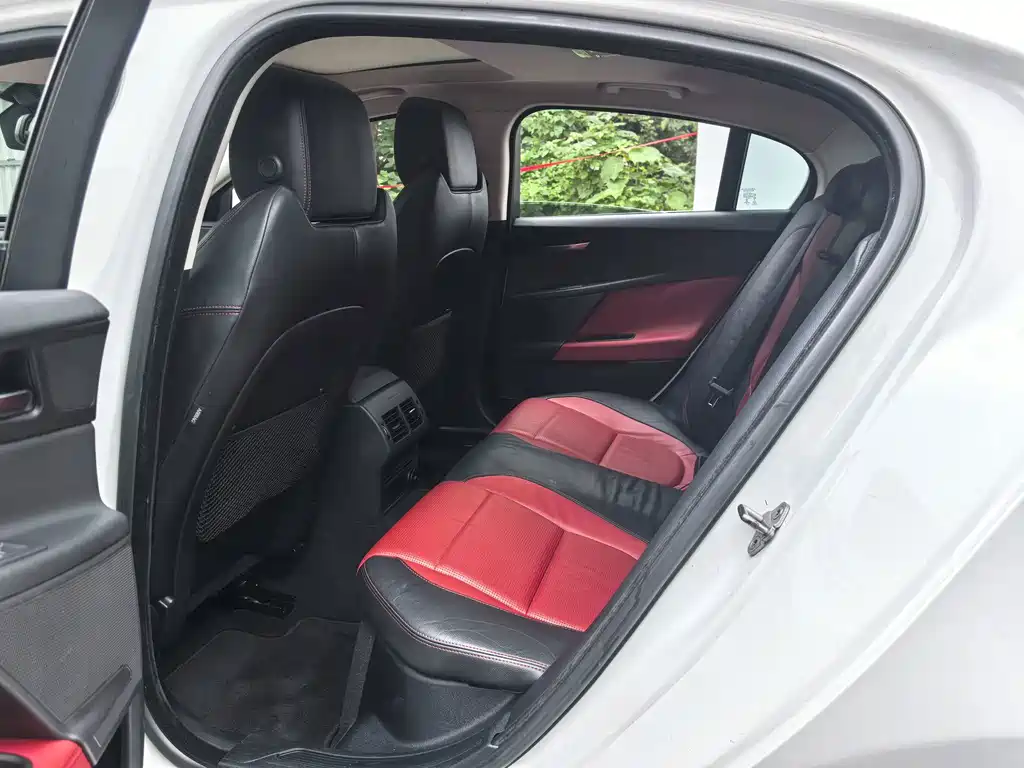Jaguar XE — миниатюра 6