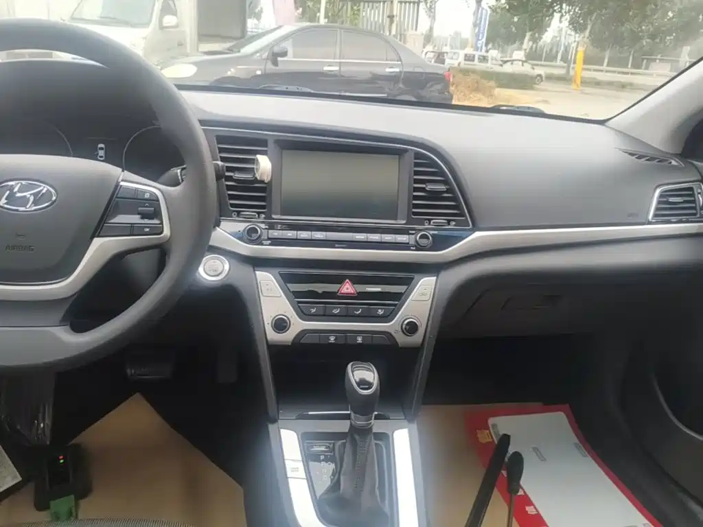 Hyundai Elantra — миниатюра 13