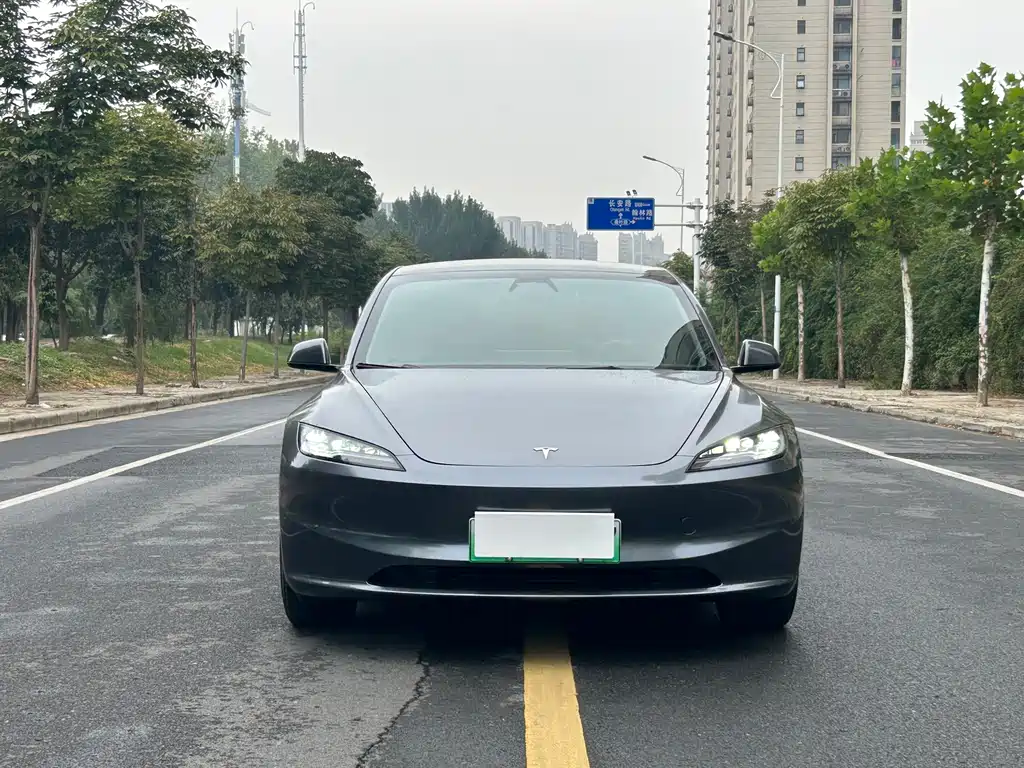 Tesla Model 3 — миниатюра 2