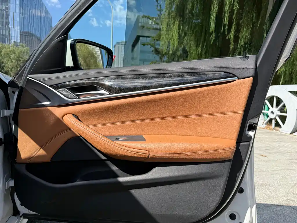 BMW 5 Series — миниатюра 10