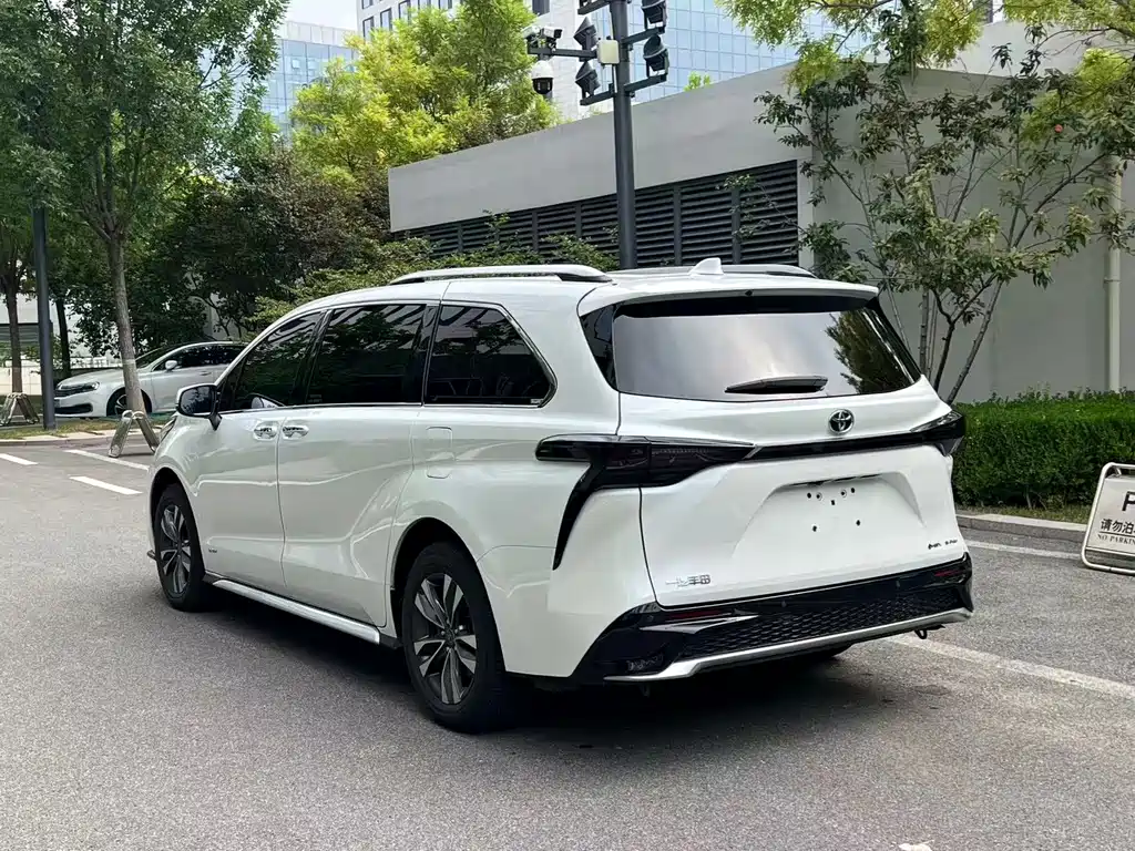 Toyota Granvia — миниатюра 5