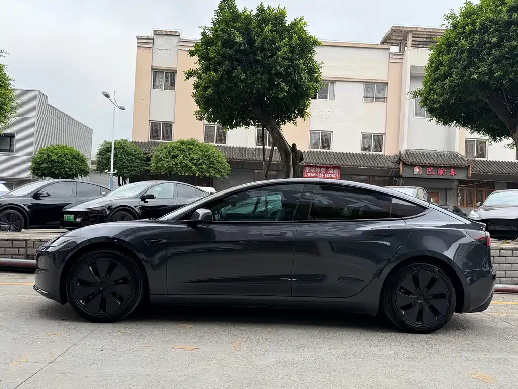 Tesla Model 3 — миниатюра 4