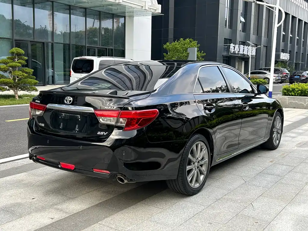 Toyota Reiz — миниатюра 6
