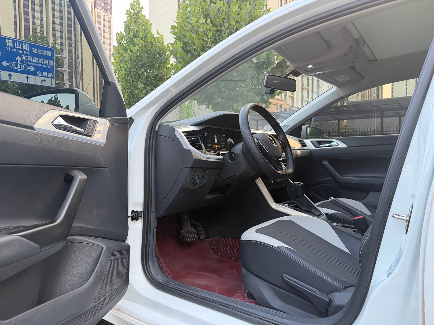 Volkswagen Polo 1.5 л 2023 г. Белый, пробег 28000 км