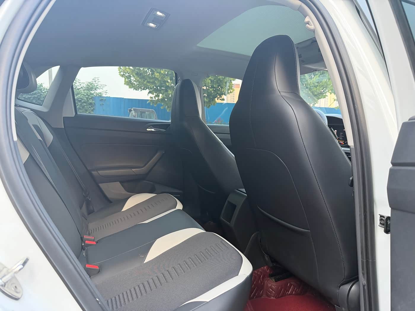 Volkswagen Polo 1.5 л 2023 г. Белый, пробег 28000 км