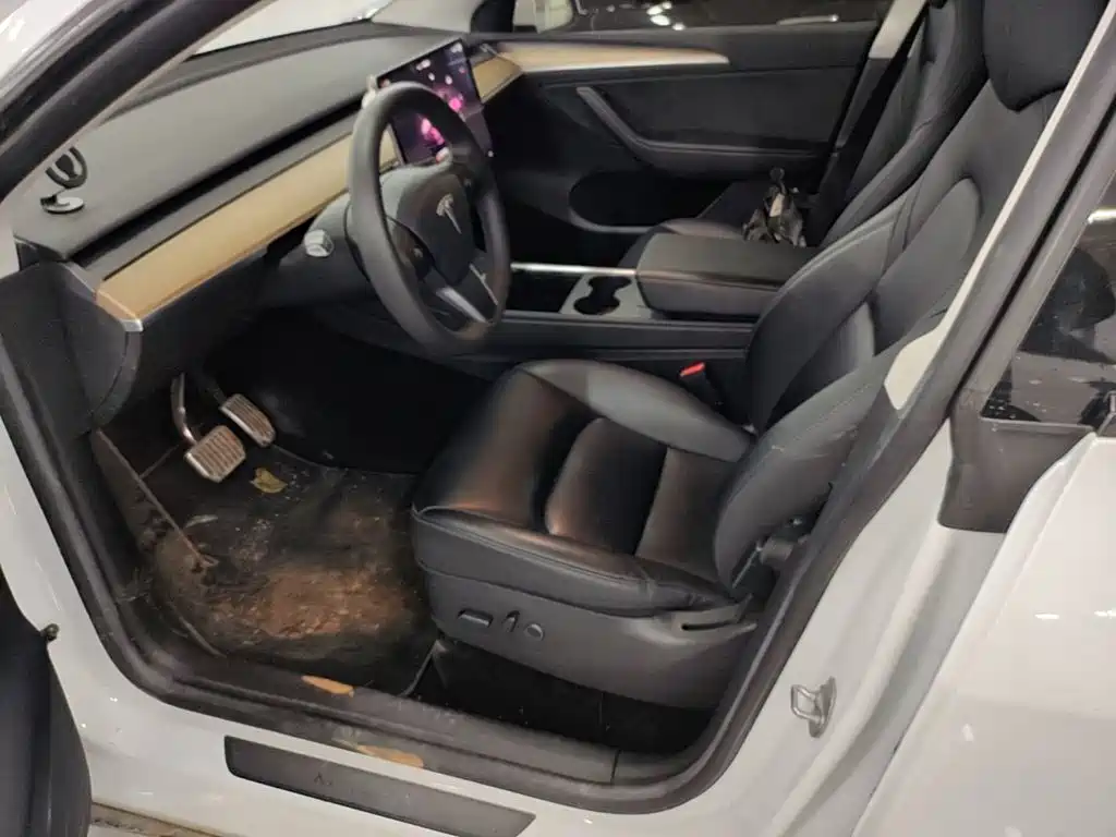 Tesla Model Y — миниатюра 15