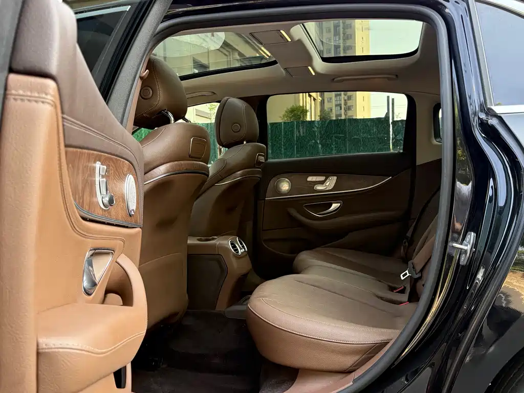 Mercedes-Benz E-Class — миниатюра 6