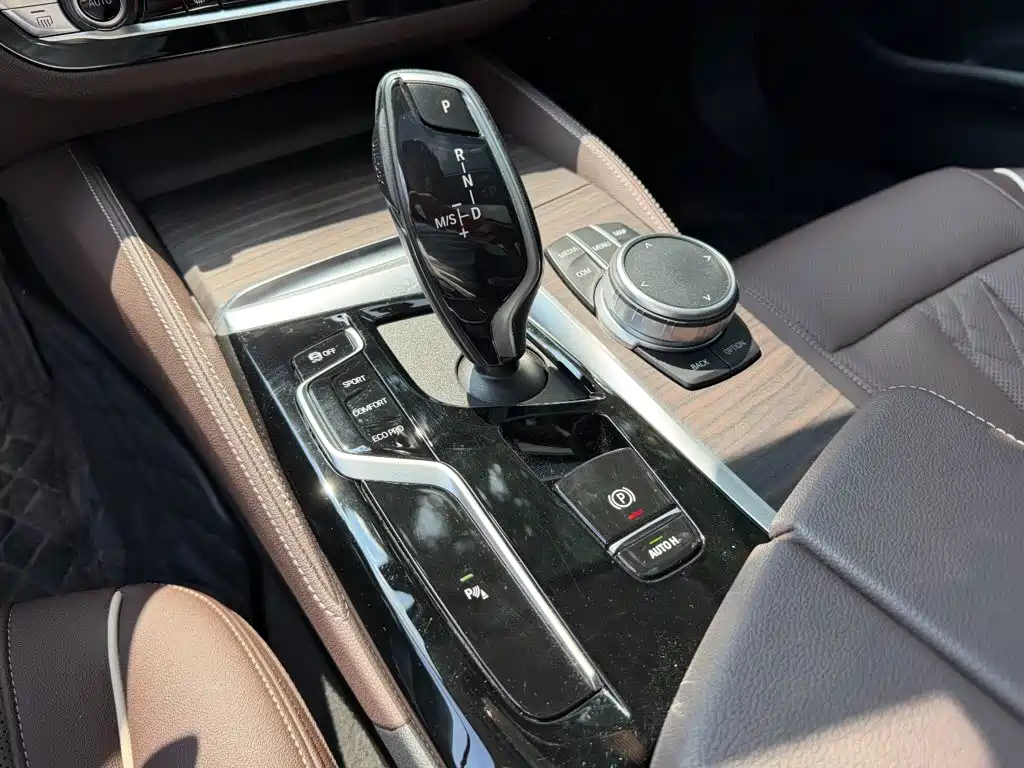 BMW 5 Series — миниатюра 9