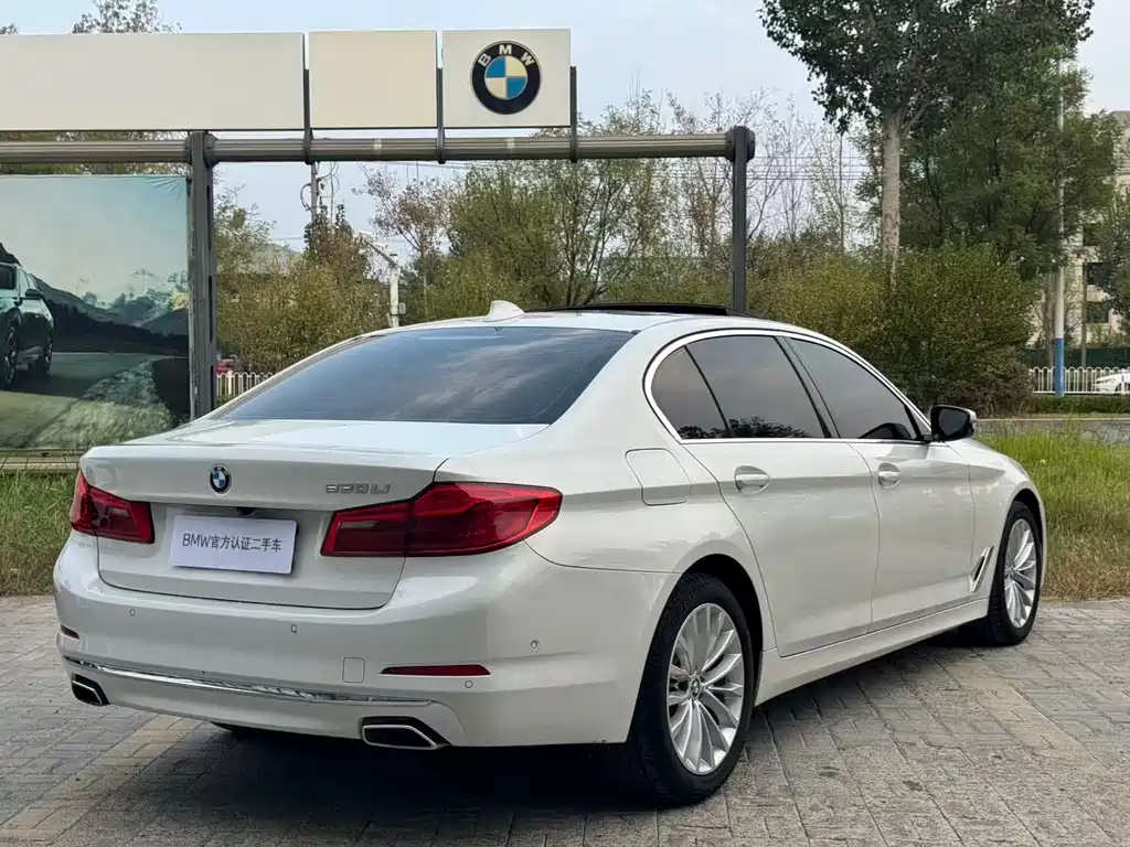 BMW 5 Series — миниатюра 7