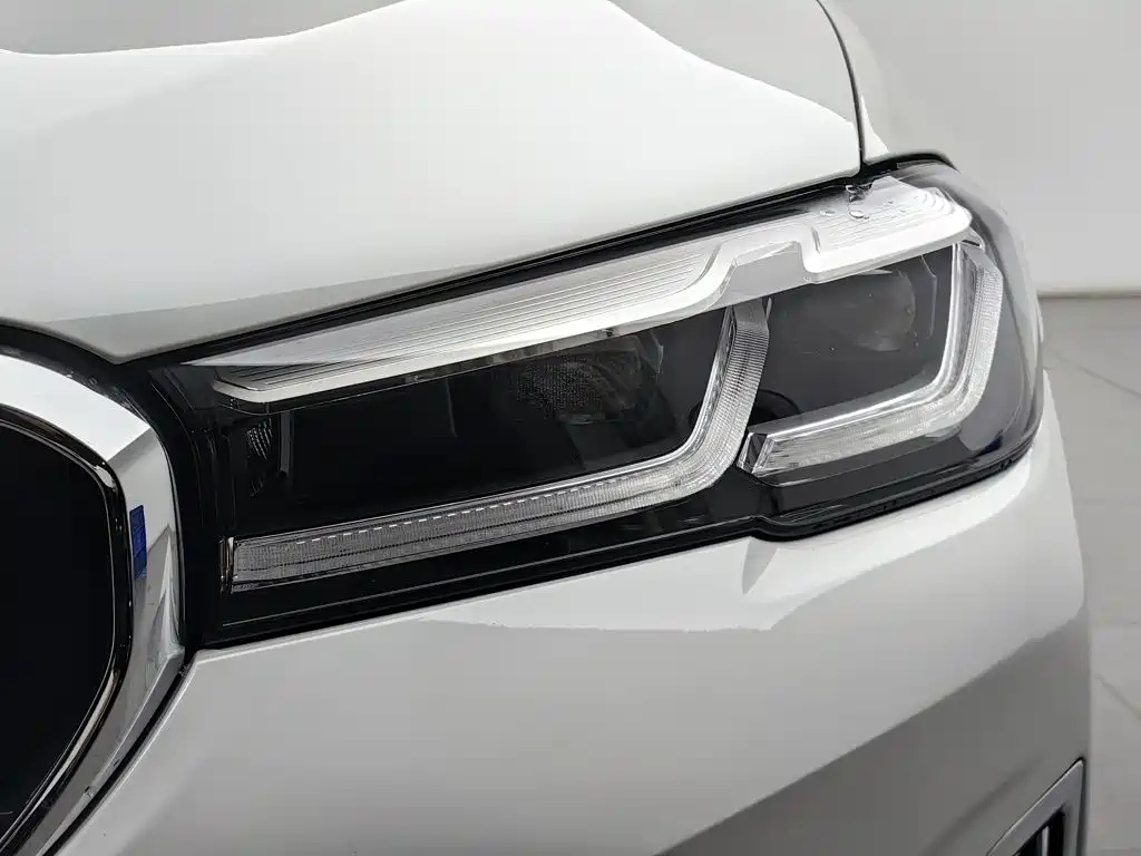 BMW 5 Series — миниатюра 7