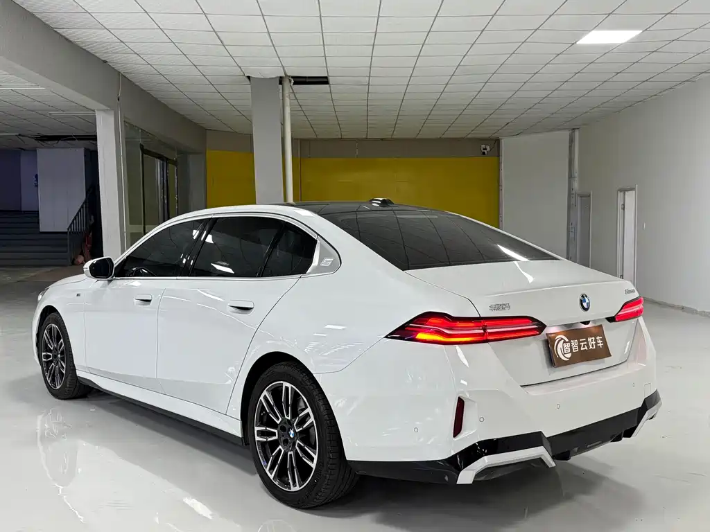 BMW 5 Series — миниатюра 7