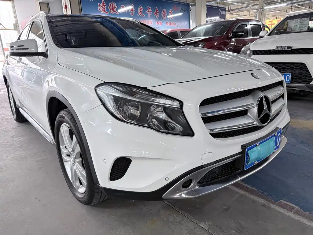 MERCEDES-BENZ GLA