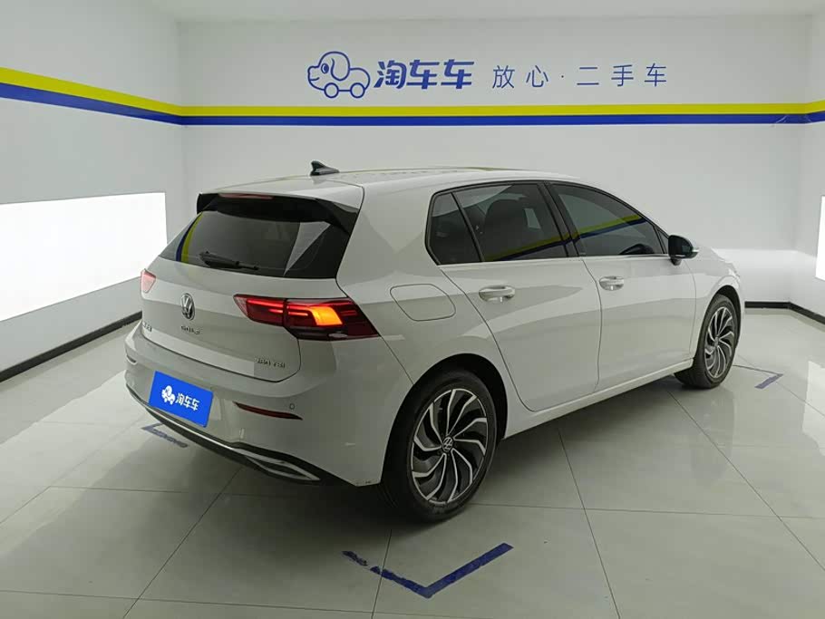 Volkswagen Golf 1.4 л 2024 г. Белый, пробег 25200 км
