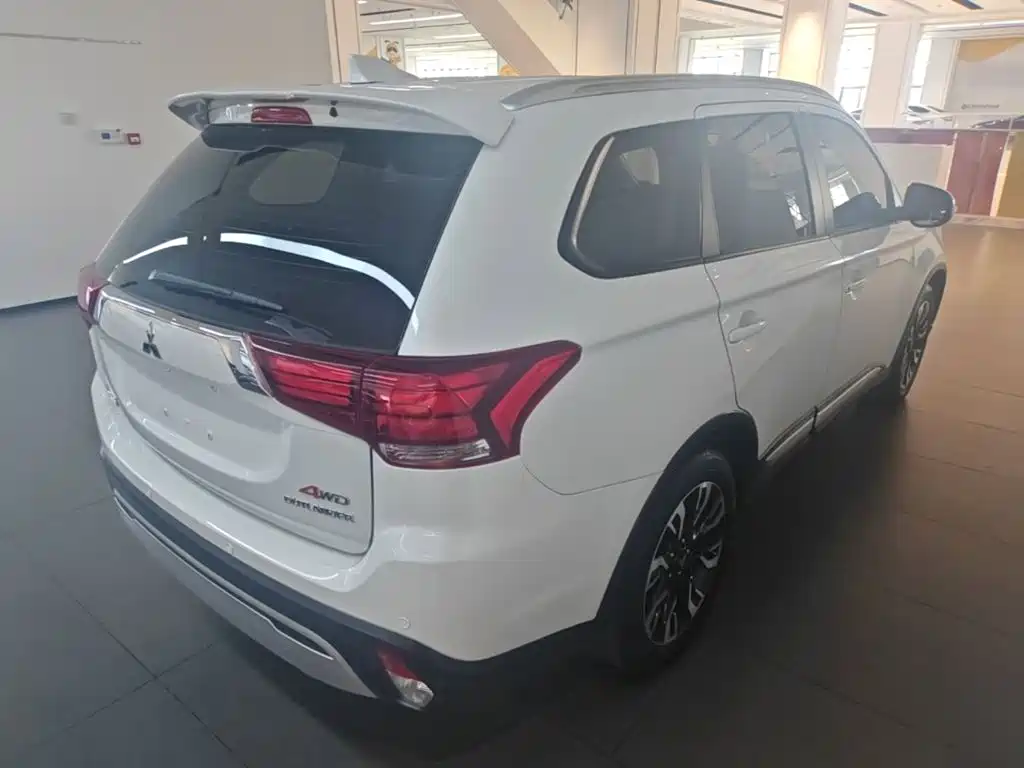 Mitsubishi Outlander — миниатюра 7