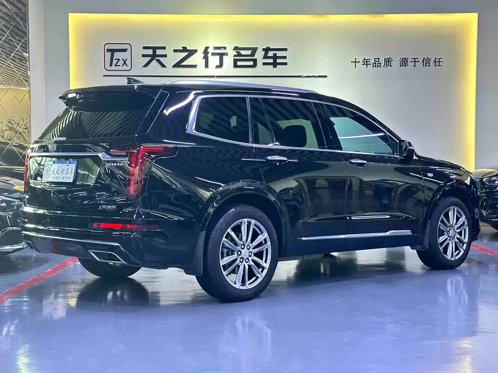 CADILLAC XT6
