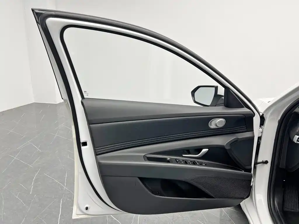 Hyundai Elantra — миниатюра 12