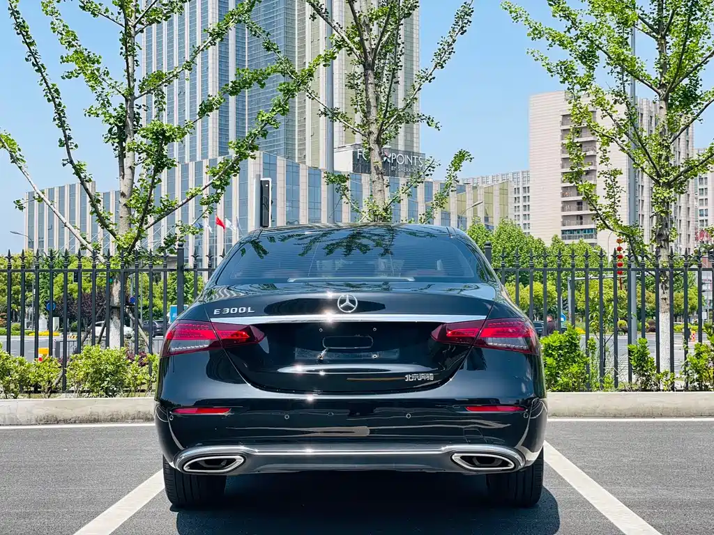 Mercedes-Benz E-Class — миниатюра 8