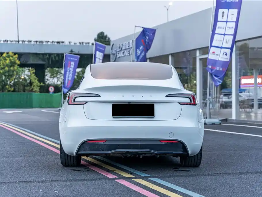 Tesla Model 3 — миниатюра 7