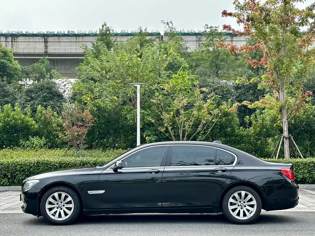 BMW 7 Series — миниатюра 7
