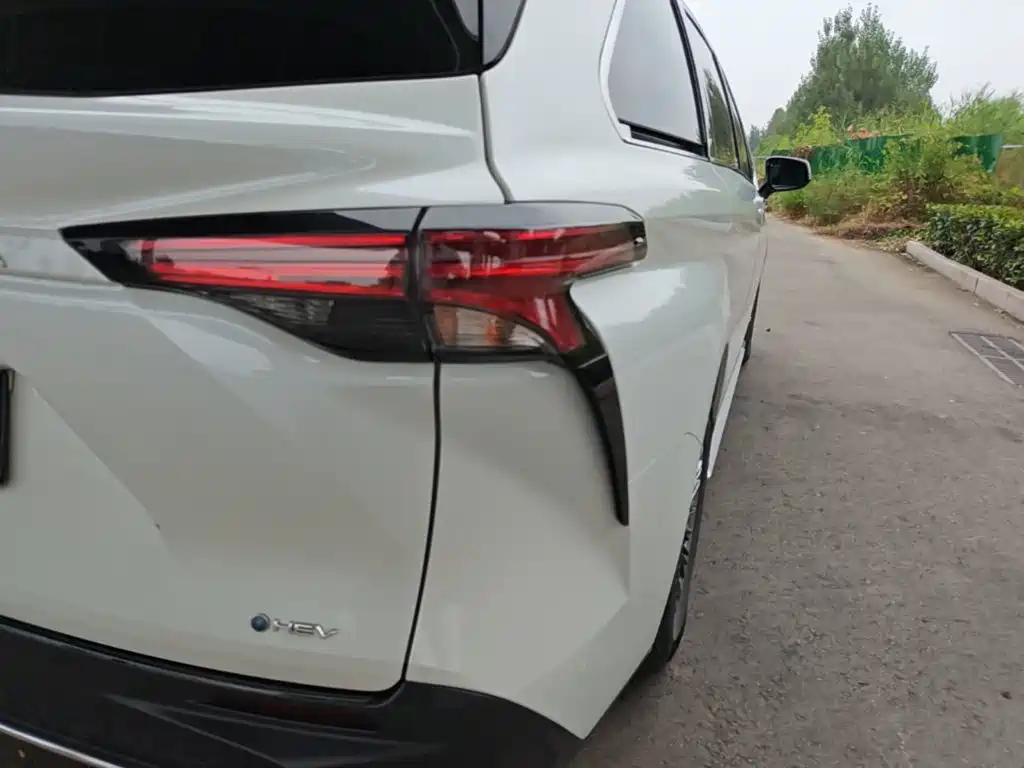 Toyota Granvia — миниатюра 8