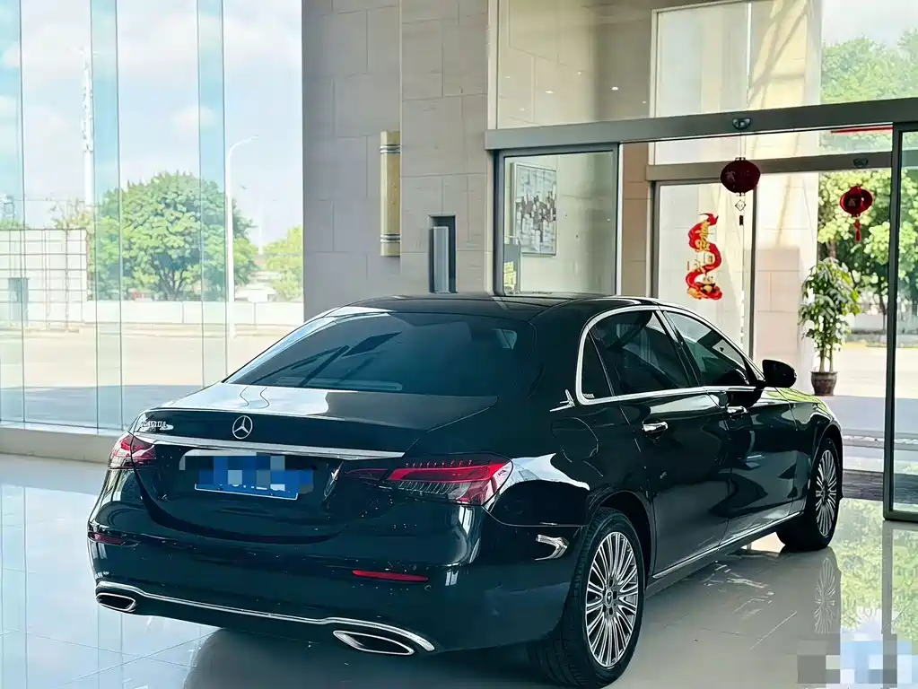 Mercedes-Benz E-Class — миниатюра 8
